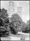 Tour et pignons des ruines et vestiges de l'abbaye de Jumièges (Seine-Maritime).