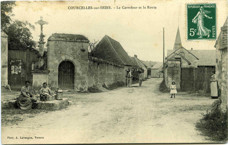 Courcelles-sur-Seine. Le Carrefour et la Route.