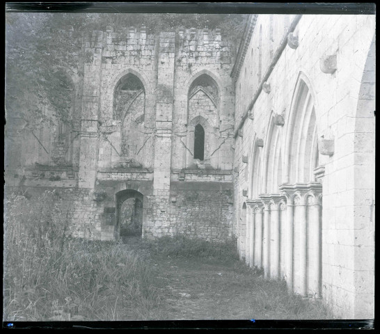 Ruines et vestiges de l'abbaye Notre-Dame-de-Fontaine-Guérard à Radepont (Eure).
