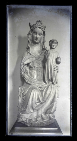 Statue de Vierge à l'enfant.