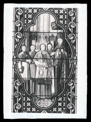 Vitrail intitulé « la présentation des manuscrits représentant l'abbé Bretocq et son ami le chanoine Le Fournier.