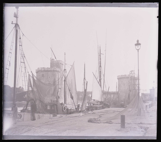 Bateaux de pêche dans le port de la Rochelle (Charente-Maritime).
