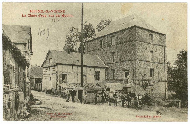 Mesnil-sous-Vienne. La Chute d'eau, vue du Moulin.