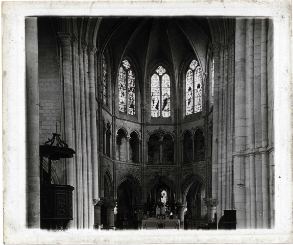 Grande nef et chœur de la cathédrale Saint-Pierre de Lisieux (Calvados).