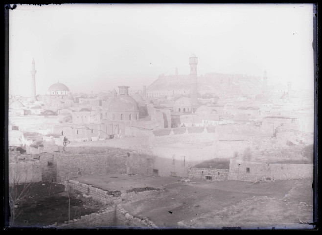 Vue générale de la citadelle d'Alep (Syrie) et des minarets.