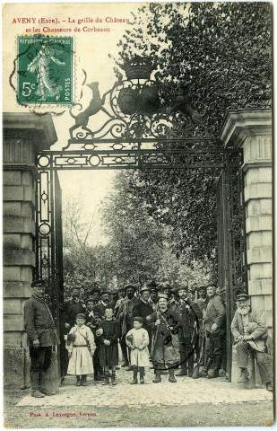 Dampsmesnil. Aveny. - La grille du Château et les Chasseurs de Corbeaux.