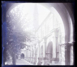 Galerie du cloître et clocher de l'ancienne abbaye royale de Fontevrault à Fontevraud-l'Abbaye (Maine-et-Loire).
