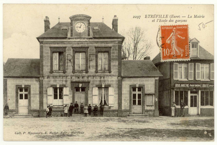 Étréville. La Mairie et l'Ecole des Garçons.