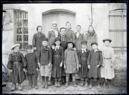 L'abbé Gabriel Bretocq au milieu d'un groupe de jeunes enfants déguisés.