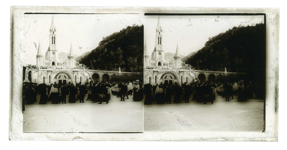 Pèlerins sur l'esplanade de la basilique de Lourdes (Hautes-Pyrénées).