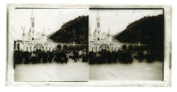 Pèlerins sur l'esplanade de la basilique de Lourdes (Hautes-Pyrénées).