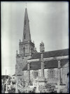 Église bretonne et son cimetière.