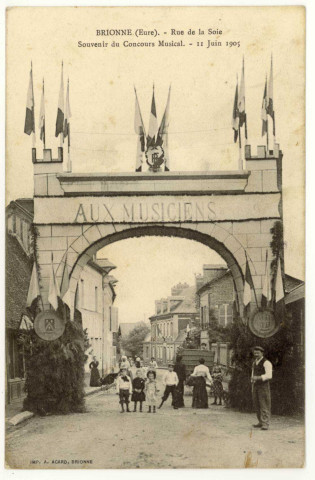 Brionne. Rue de la Soie-Souvenir du Concours Musical-11 juin 1905.
