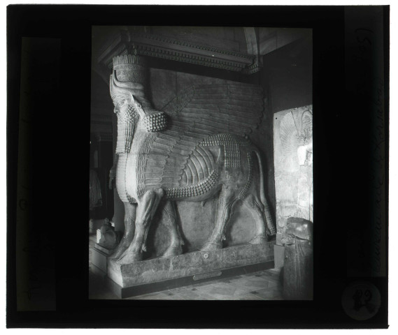Musée du Louvre à Paris, taureau ailé du palais de Sargon II à Khorsabad (Assyrie).