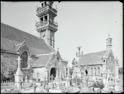 Église bretonne, calvaire et cimetière.