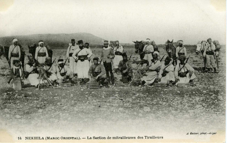 NEKHILA (MAROC ORIENTAL). - La Section de mitrailleuses des Tirailleurs