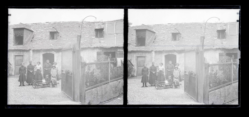Portrait de famille sur le perron d'une maison des environs de Lourdes (Hautes-Pyrénées).