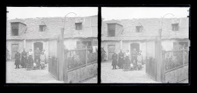 Portrait de famille sur le perron d'une maison des environs de Lourdes (Hautes-Pyrénées).