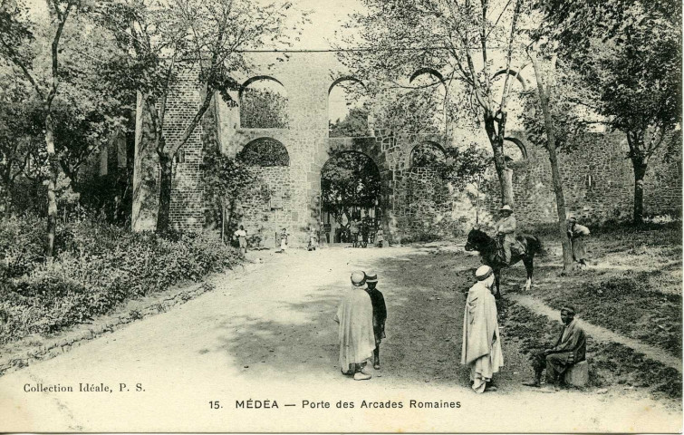 MÉDÉA - Porte des Arcades Romaines