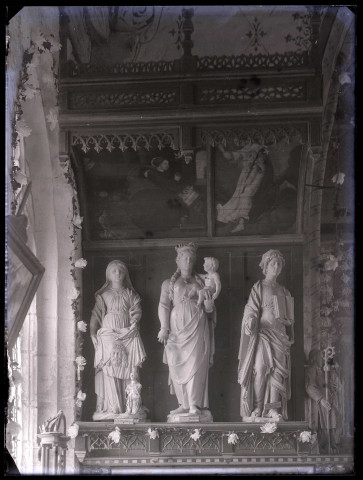 Église de Sébécourt (Eure), statues de Sainte-Véronique et de la donatrice agenouillée, de la Vierge à l'enfant et de Sainte-Suzanne.