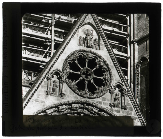 Cathédrale Saint-Étienne de Bourges (Cher), portail central, gâble.