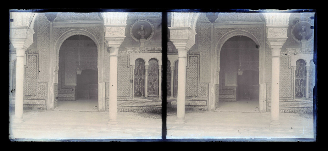 Ruelle et minaret d'une ville d'Afrique-du-Nord.