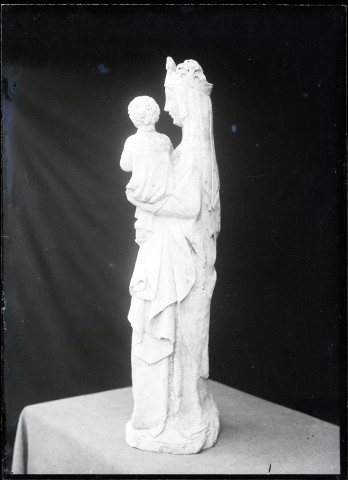 Statue de Vierge à l'enfant.