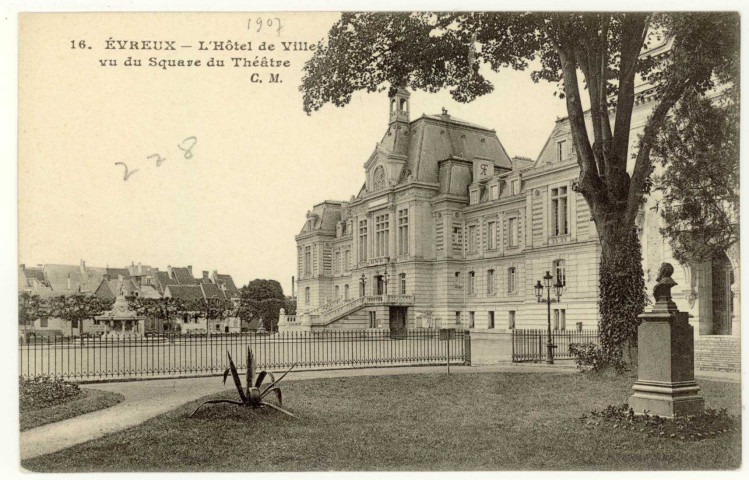 Evreux-Ville. L'Hôtel de Ville vu du Square du Théâtre.