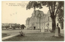 Evreux-Ville. L'Hôtel de Ville vu du Square du Théâtre.