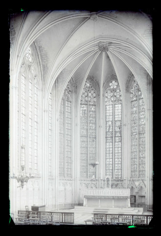Chœur et maître-autel d'église.