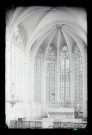 Chœur et maître-autel d'église.