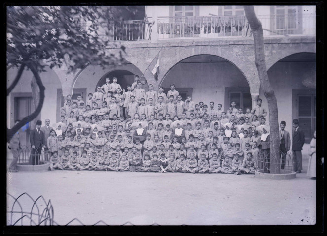 Enfants de l'orphelinat Saint-Joseph de Beyrouth (Liban).