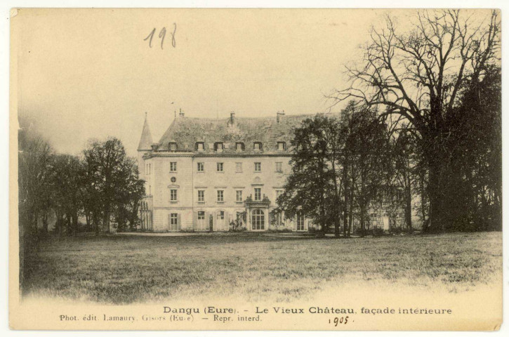 Dangu. Le Vieux Château, façade intérieure.