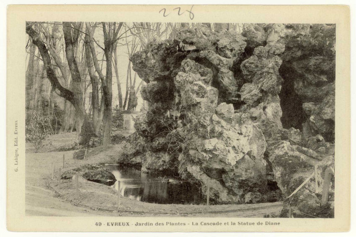Evreux-Ville. Jardin des Plantes - La Cascade et la Statue de Diane.