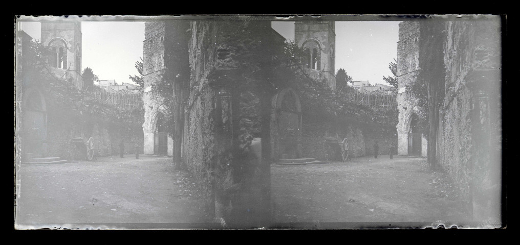 Façade latérale d'église située dans le contrebas de fortifications.