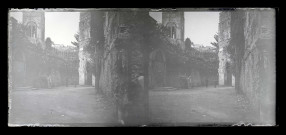 Façade latérale d'église située dans le contrebas de fortifications.