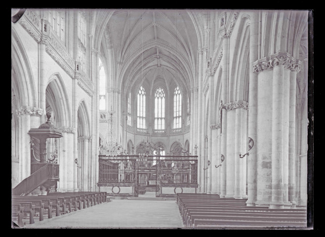 La nef vers le choeur de l'église de Saint-Riquier (Somme).