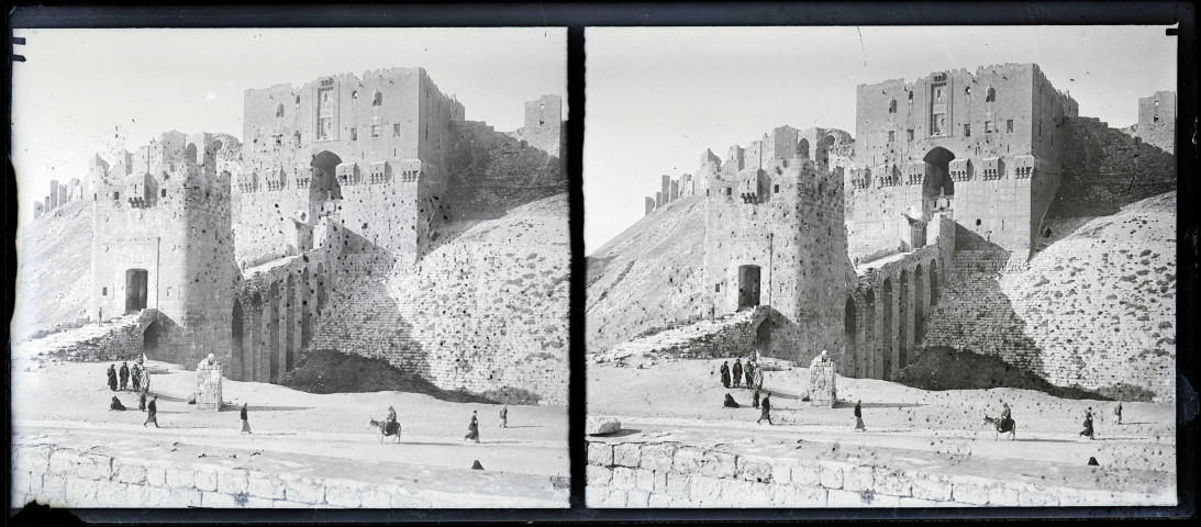 Porte de la citadelle d'Alep (Syrie).