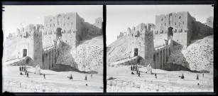 Porte de la citadelle d'Alep (Syrie).