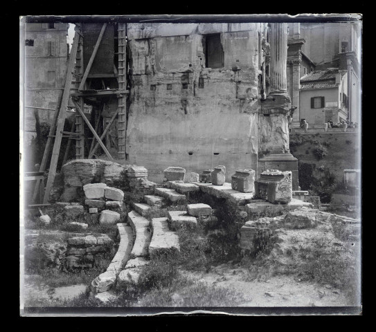 Ruines et vestiges au pied de l'arc de triomphe de Septimius Severus en l'honneur de la bataille remportée à Rome (Italie).
