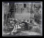Ruines et vestiges au pied de l'arc de triomphe de Septimius Severus en l'honneur de la bataille remportée à Rome (Italie).
