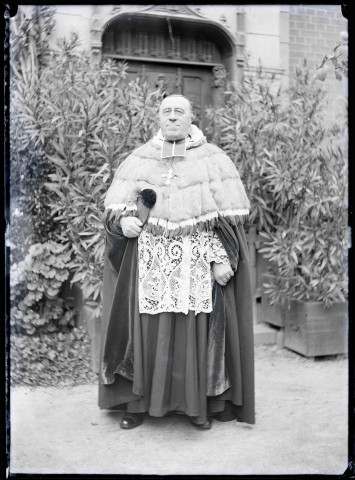 Le chanoine Le Fournier en habit sacerdotal.