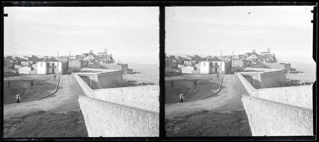 Ville fortifiée en front de mer.