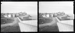 Ville fortifiée en front de mer.