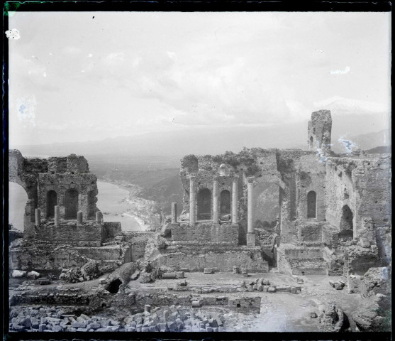 Ruines du théâtre grec de Taormina en Sicile (Italie).