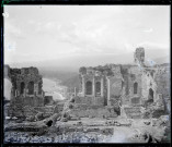Ruines du théâtre grec de Taormina en Sicile (Italie).