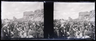 Scène de marché au pied de la citadelle d'Alep (Syrie).