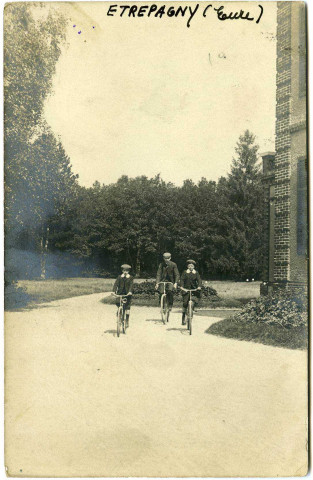 Etrépagny. [Jeunes cyclistes].