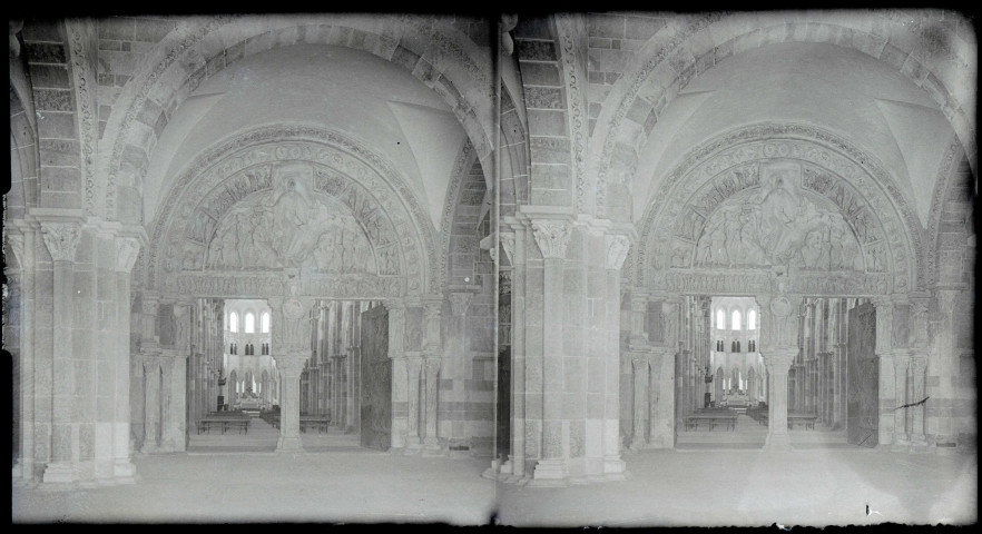 Portail central du narthex représentant la Pentecôte de l'église la Madeleine de Vézelay (Yonne).