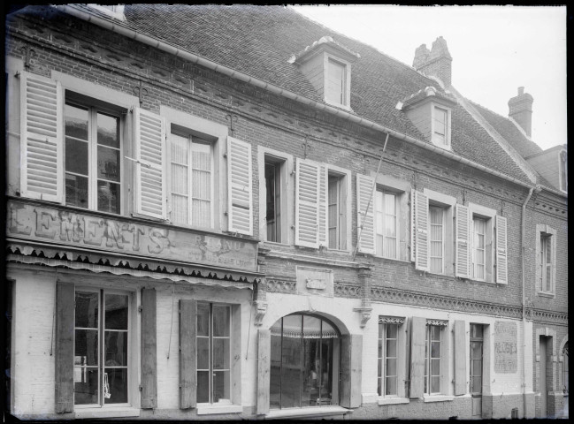 Façades dans une rue commerçante de Eu (Seine-Maritime).